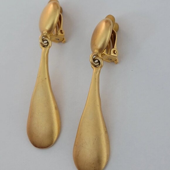 Signed Vintage Erwin Pearl Matte Gold-tone Long Teardrop Dangle Clip-on Earrings - Picture 4 of 7